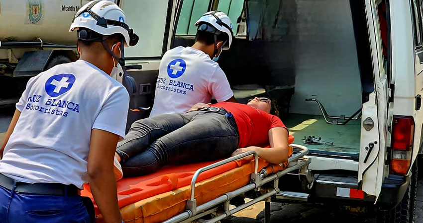 Cruz Blanca traslada lesionada a centro asistencial. Foto: Cortesía/Radio ABC Stereo