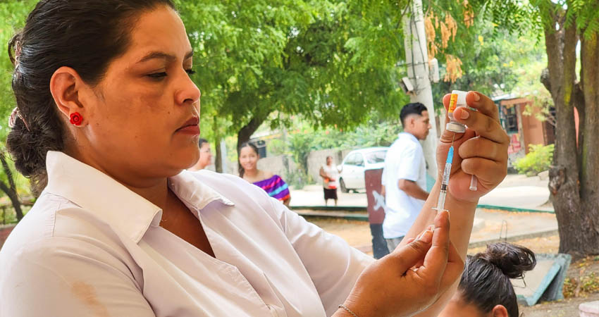 En los hospitales, centros de salud urbanos y rurales, se administrará de forma gratuita la vacuna de la influenza, que protege contra enfermedades comunes en época de lluvias.