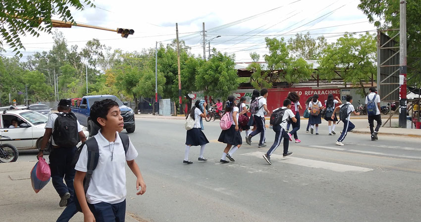 Niños circulan en las inmediaciones de los semáforos de Ocotal. Foto: Cortesía/Radio ABC Stereo