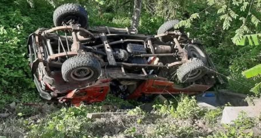 Mujer resulta lesionada en vuelco de camioneta. Foto: Cortesía/Radio ABC Stereo