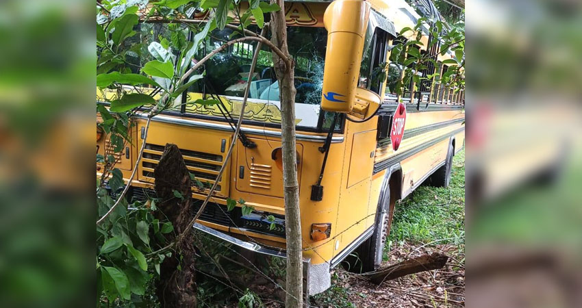 Bus de transporte colectivo impactó contra un poste de energía. Foto: Cortesía/Radio ABC Stereo