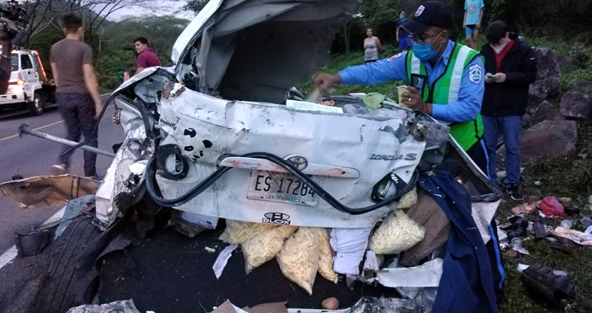 Algunos vehículos quedaron hechos chatarra. Foto: Juan Fco. Dávila/Radio ABC Stereo