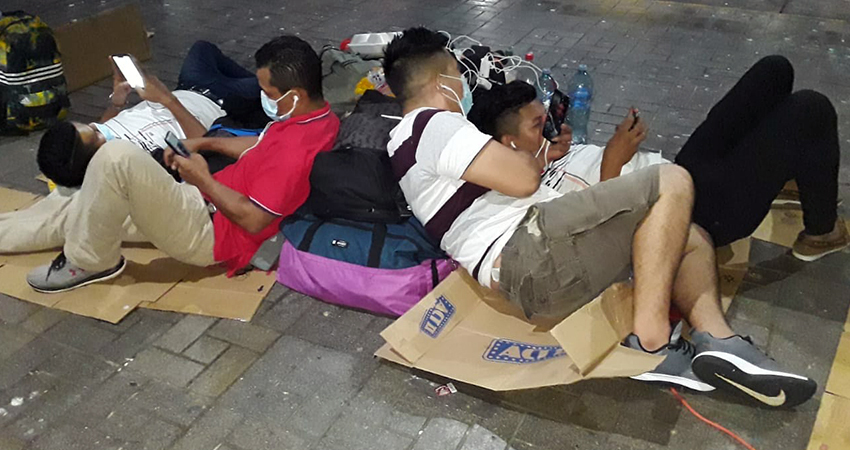 Mientras esperan, los nicaragüenses han tenido que dormir en el suelo. Foto: Cortesía