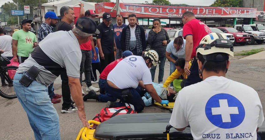 Mujer lesionada en una accidente de tránsito. Foto: Francisco Arróliga/Radio ABC Stereo