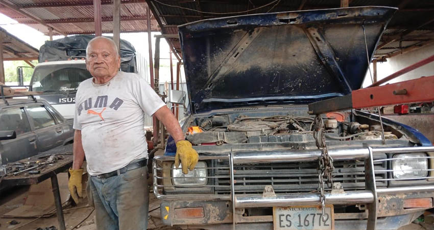 66 de sus 82 años de vida ha dedicado Raúl Carazo a la mecánica automotriz. Su pelo se ha llenado de canas mientras sus manos y mente siguen haciendo que los autos funcionen.