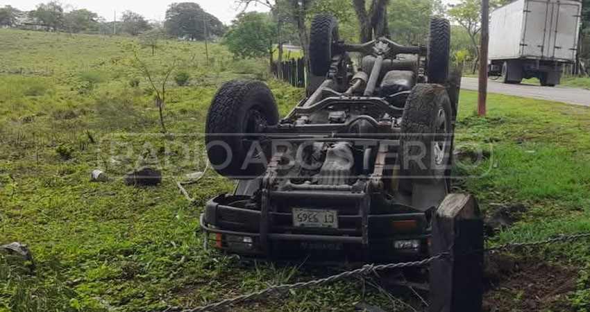 900 litros de leche se perdieron en el accidente. Foto: Cortesía/Radio ABC Stereo