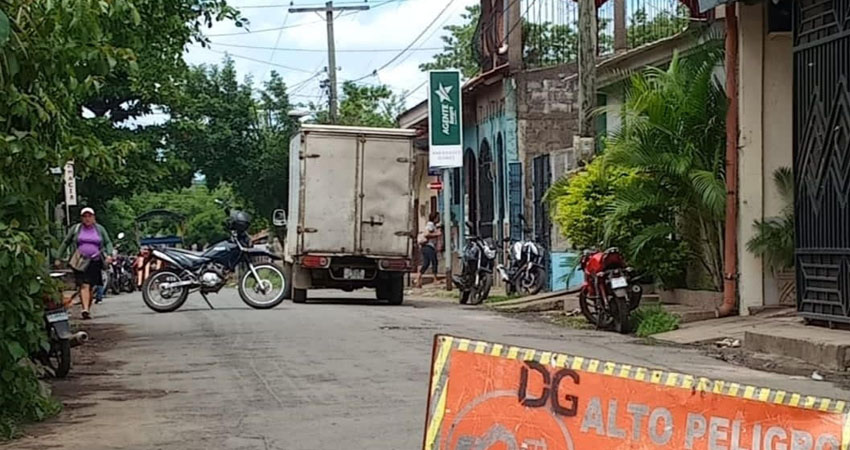 El camioncito iba de retroceso y atropelló a la señora. Foto: Redes sociales