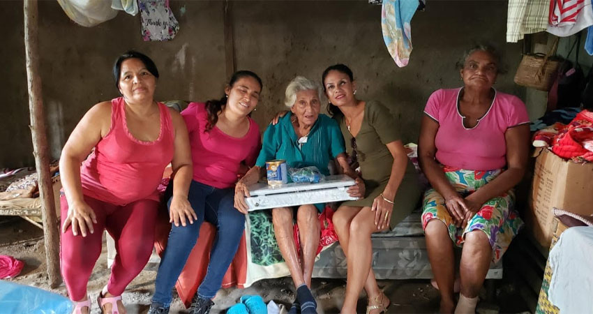 Doña Socorro junto a su hija y pobladoras que les han ayudado. Foto: José Enrique Ortega/Radio ABC Stereo