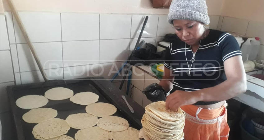Las tortilleras han tenido que subir el precio o disminuir el tamaño del producto. Foto: Óscar González/Radio ABC Stereo
