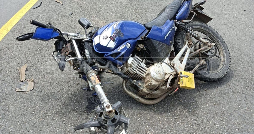 La motocicleta quedó con la llanta delantera desprendida. Foto: José Enrique Ortega/Radio ABC Stereo