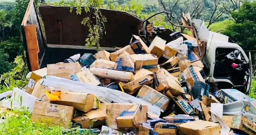 Camión se vuelca en la cuesta de Wale, Santa María de Pantasma. Foto: Cortesía/Radio ABC Stereo