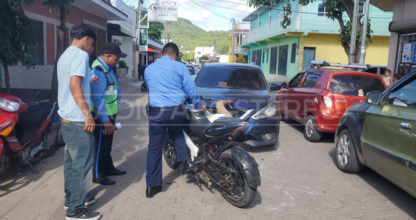 Motociclistas impactaron contra dos vehículos en Estelí. Foto: José Enrique Ortega/Radio ABC Stereo