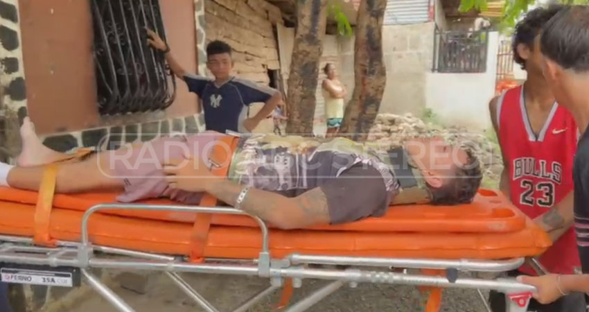 Cuerpos de socorro auxilian a obrero lesionado.    Foto: Cortesía / Radio ABC Stereo