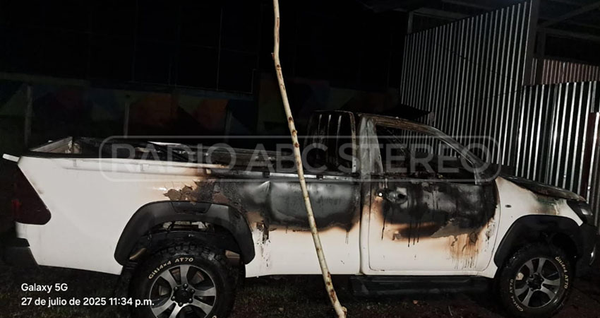Camioneta incendiada. Foto: Cortesía/Radio ABC Stereo