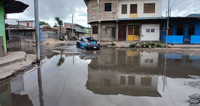 Vehículos también enfrentan problemas de movilización por las aguas. Foto: Byron Altamirano/Radio ABC Stereo