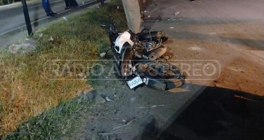 El joven colisionó su moto contra un poste. Foto: José Enrique Ortega/Radio ABC Stereo