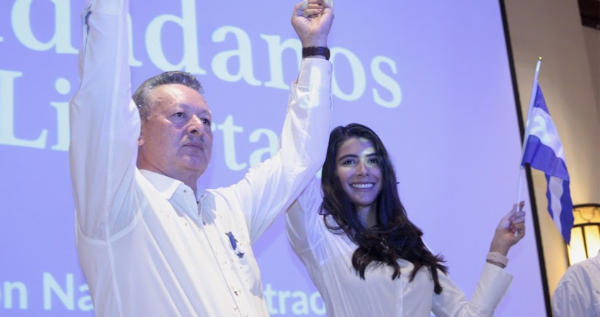 Berenice Quezada hace fórmula con Oscar Sobalvarro por la Alianza CxL. Foto: La Prensa