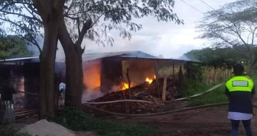 El incendio se produjo cuando sacaban la madera de un horno artesanal. Foto: Condega Informa 24/7