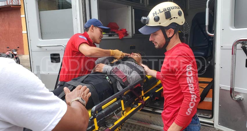 Luego de impactar al otro motociclista, el adolescente impactó su cabeza contra una cuneta. Foto: José Enrique Ortega/Radio ABC Stereo