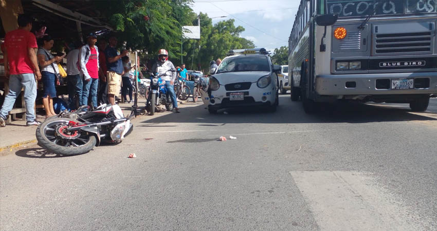 El motociclista resultó con heridas en diversas partes de su cuerpo debido al impacto del taxi. Foto: Cortesía