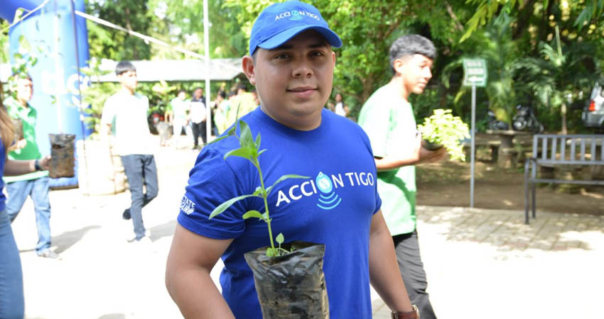 Tigo apoya jornada de reforestación en conjunto con UCC en Chinandega. Foto: Tigo Nicaragua
