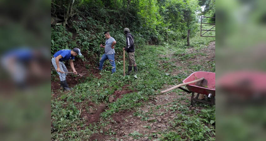 Varios pobladores en El Matazano están reparando los puntos más críticos, con herramientas manuales. Foto: Cortesía/Radio ABC Stereo