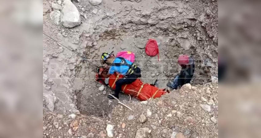 Obrero lesionado al caer en sumidero.  Foto: Cortesía/Radio ABC Stereo