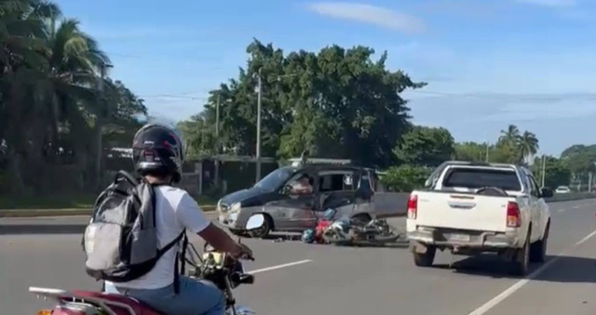 Motociclista resulta lesionado en grave accidente en Chinandega. Foto: Cortesía/Radio ABC Stereo
