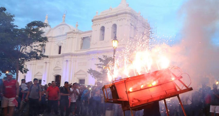 Centenares de católicos se aglomeran en el atrio de la Catedral de León cada 14 de agosto. Foto: El 19 digital/Radio ABC Stereo