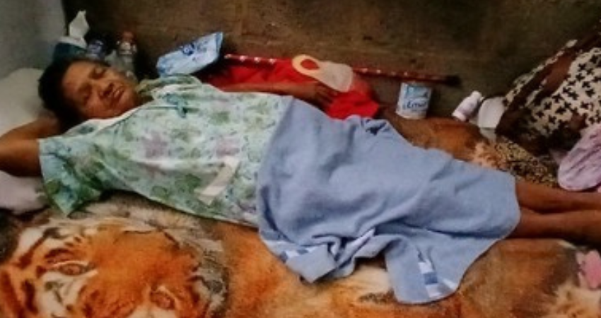 La señora se queja de dolor y urge de ayuda. Foto: Byron Altamirano/Radio ABC Stereo