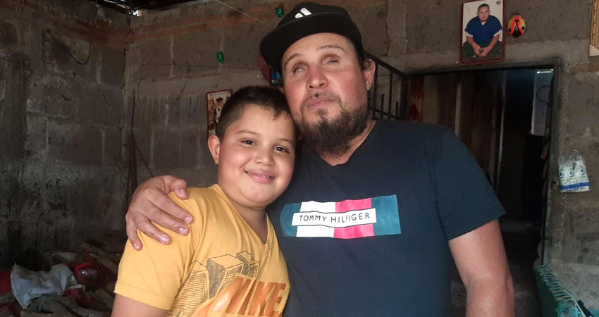 Dervin junto a su hijo Jurán Hernández. Foto: Famnuel Úbeda/Radio ABC Stereo