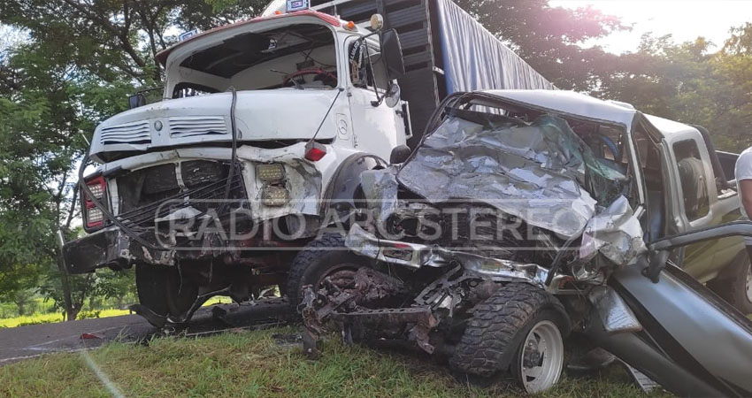 El  accidente provocó que el tránsito vehicular se haya visto interrumpido. Foto: Radio ABC Stereo.