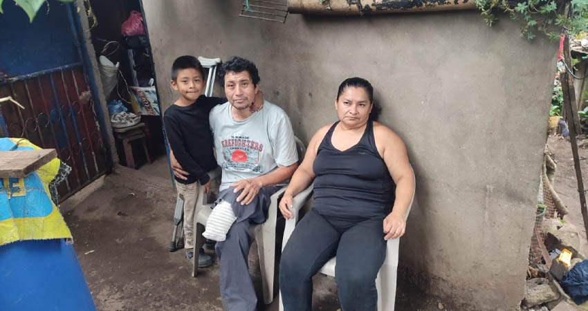Julio Ramírez es diabético, cuida de sus nietos y su esposa se recupera de una difícil cirugía. La familia clama por ayuda.