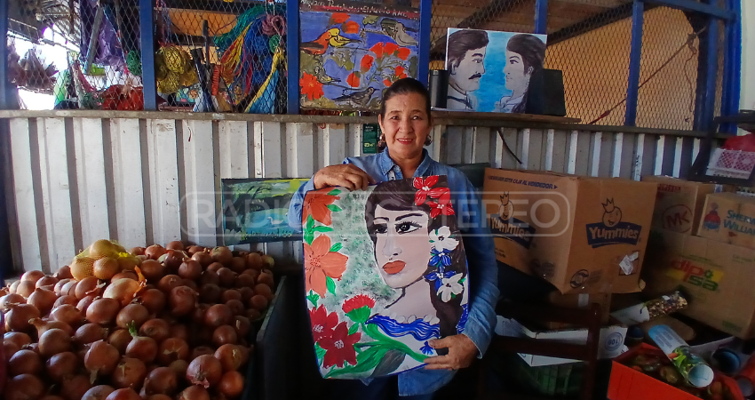En medio de tomates y chileros, doña Cruz convierte el papel reciclado en retratos y paisajes.