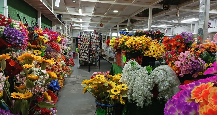 Tiendas ya tienen listas flores frescas. Foto: Byron Altamirano/Radio ABC Stereo