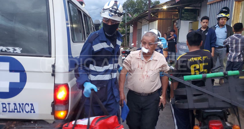El adulto mayor fue trasladado al Hospital San Juan de Dios con golpes en la cabeza, trauma en el labio y la pérdida de una pieza dental.