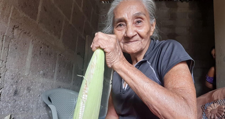 Elsa del Carmen Valdivia, de 75 años de edad, padece Alzheimer. Foto: Famnuel Úbeda/Radio ABC Stereo