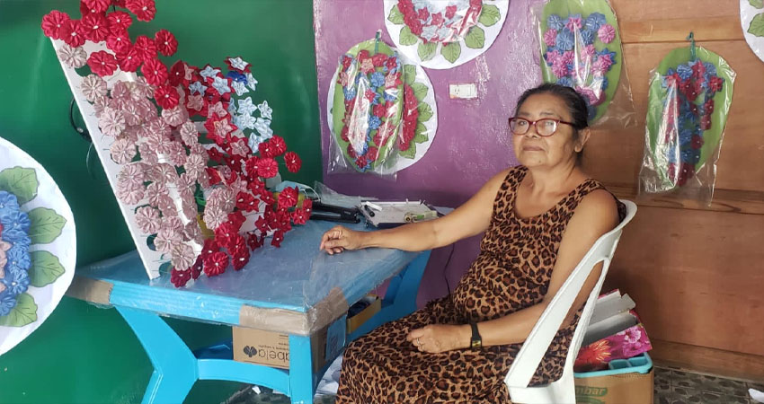 Doña Reyna Hernández ofrece arreglos florales para el Día de los Difuntos. Foto: José Enrique Ortega/Radio ABC Stereo