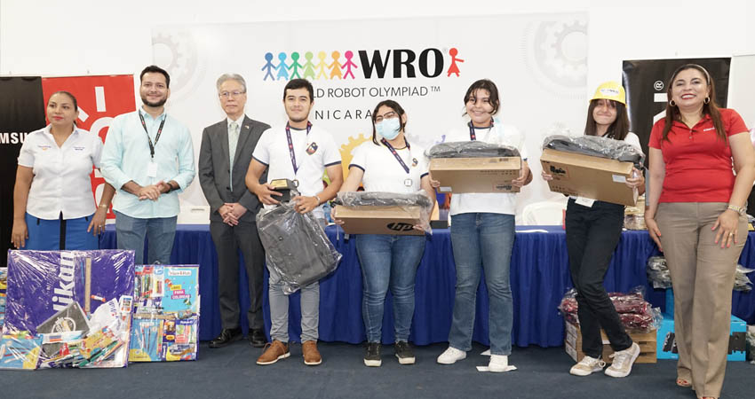Comtech y Claro premian a ganadores en Olimpiada Nacional de Robótica 2022. Foto: Claro Nicaragua