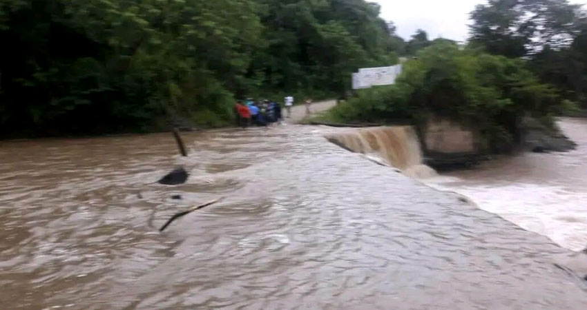 Temen que si continúan las lluvias colapse el puente. Foto: Cortesía/Radio ABC Stereo