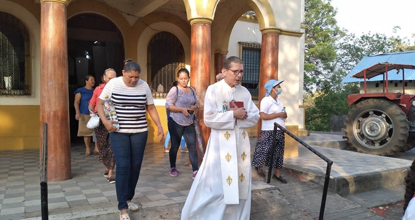 El religioso es velado en la parroquia que dirigía. Foto: Cortesía/Radio ABC Stereo