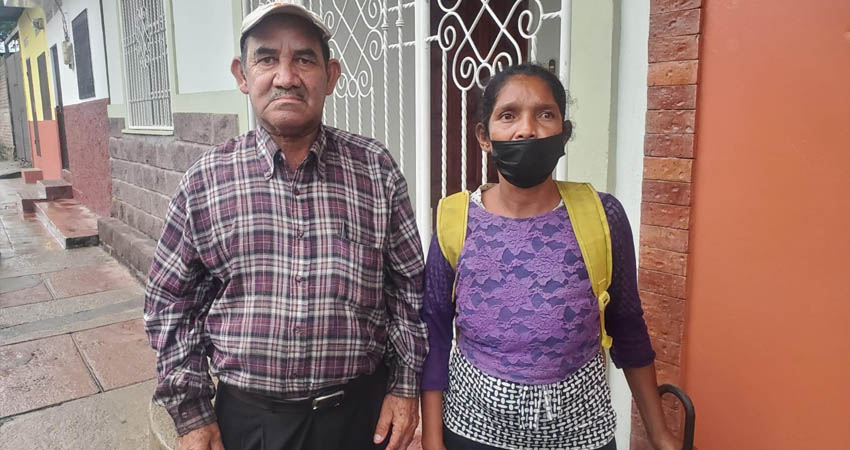 Juan María Torres y su esposa, víctimas de robo en transporte colectivo. Foto:Cortesía/Radio ABC Stereo