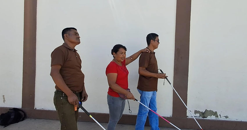 Usuarios de bastón blanco en Estelí. Foto: Cortesía/Radio ABC Stereo