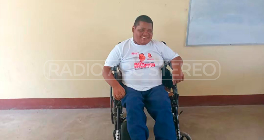 La nueva silla se le entregó personalmente. Foto: Cortesía/Radio ABC Stereo