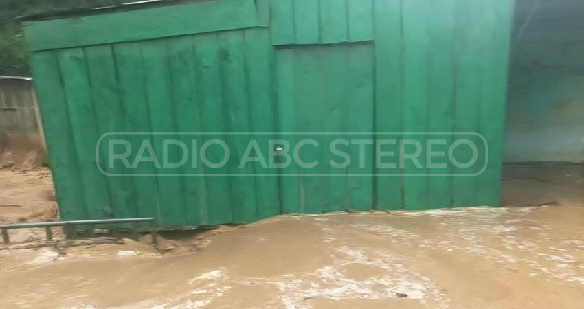 Lodo, piedras y desechos fueron arrastrados por las aguas. Foto: Cortesía/Radio ABC Stereo