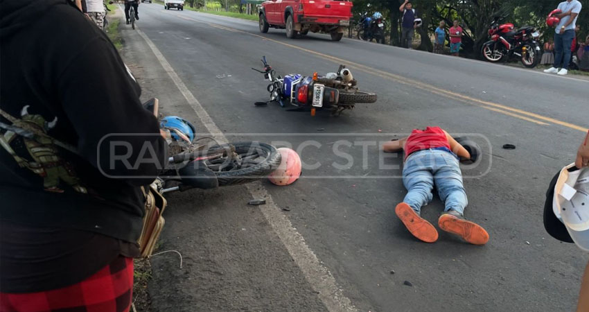 Según testigos, una motociclista provocó el accidente al realizar un giro imprudente y colisionar frontalmente contra otra moto.