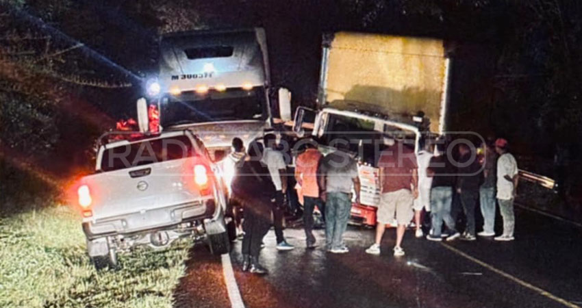 El camión impactó contra la rastra, que estaba estacionada. Afortunadamente, no hubo lesionados.