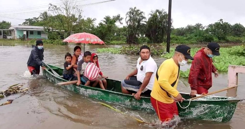 Cuerpo de Bomberos realizando evacuaciones en colonias de Tela. Foto: Diario Diez