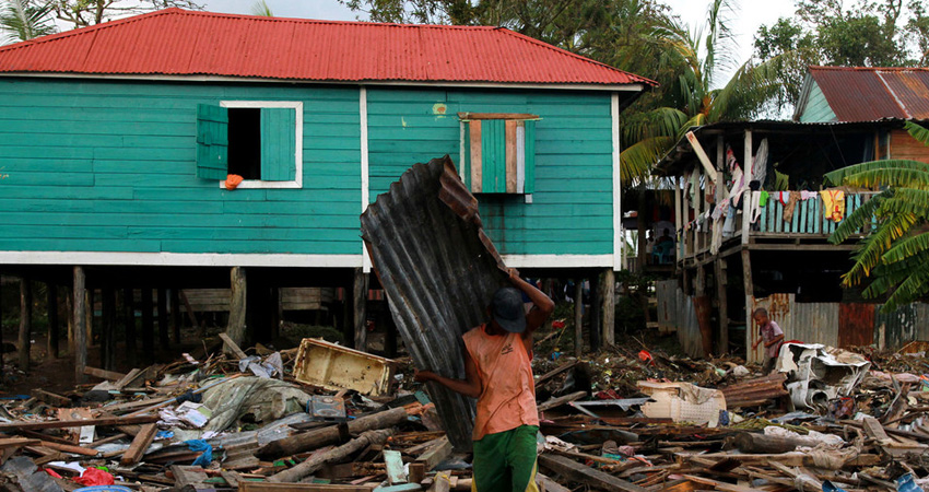 Un residente de Puerto Cabezas en Nicaragua limpia los escombros de su casa después del paso del Huracán Eta. Foto: WFP/Photolibrary