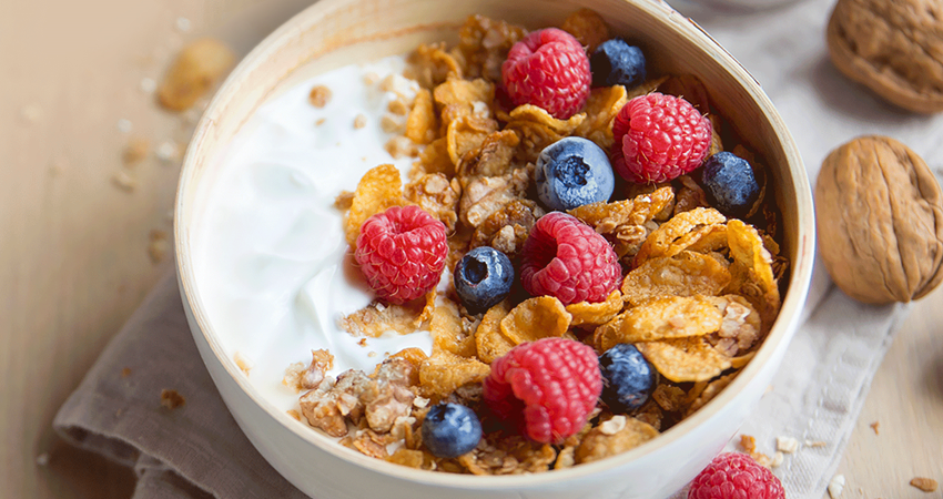 Una porción de cereal integral puede ayudar a los integrantes de la familia a obtener las vitaminas y minerales que necesitan todos los días.